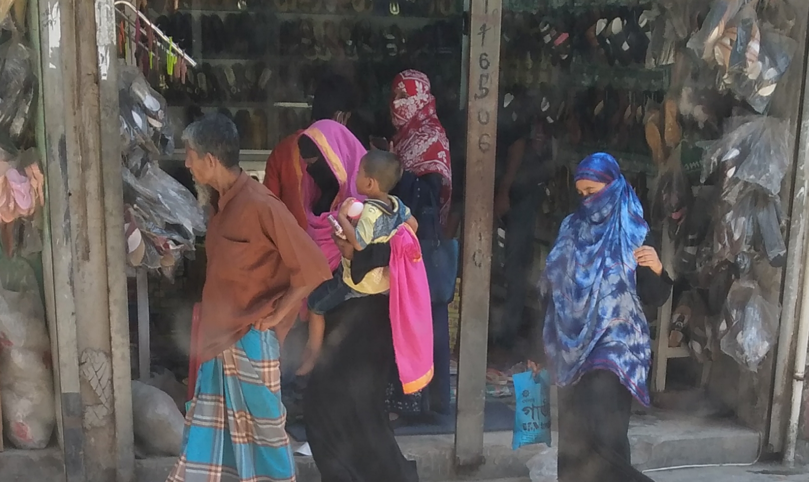 প্রায় দের মাস পর আজ খুলছে শপিংমল পাথরঘাটার  দোকানগুলোতে উপচে পরা ভীর
