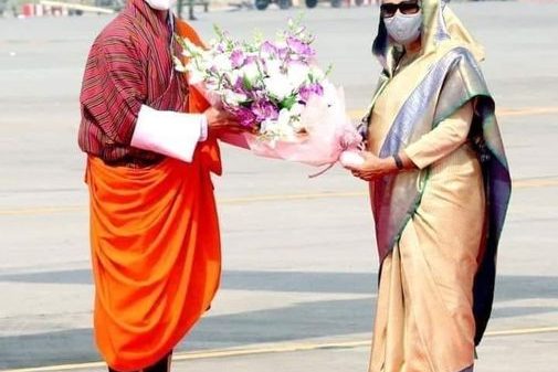 তিন দিনের সফরে ঢাকায় পৌঁছেছেন বাংলাদেশের স্বাধীনতা ও সার্বভৌমত্বের প্রথম স্বীকৃতি প্রদানকারী দেশ ভুটানের মাননীয় প্রধানমন্ত্রী লোটে শেরিং৷