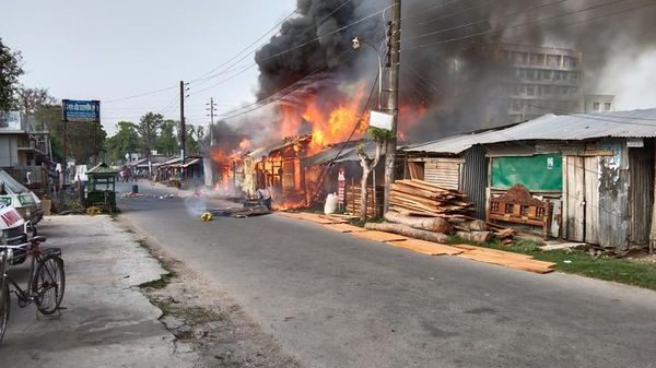 বরগুনায় আগুন, বরগুনা সরকারি হাসপাতালের সামনে ভয়াভহ অগ্নিকান্ড।
